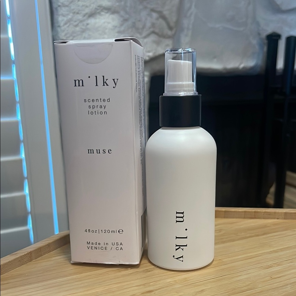 Muse Scented Spray Lotion
New. Boxed.